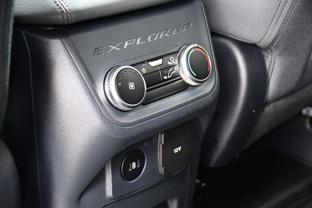 Used 2025 Ford Explorer Active AWD/4WD image 21