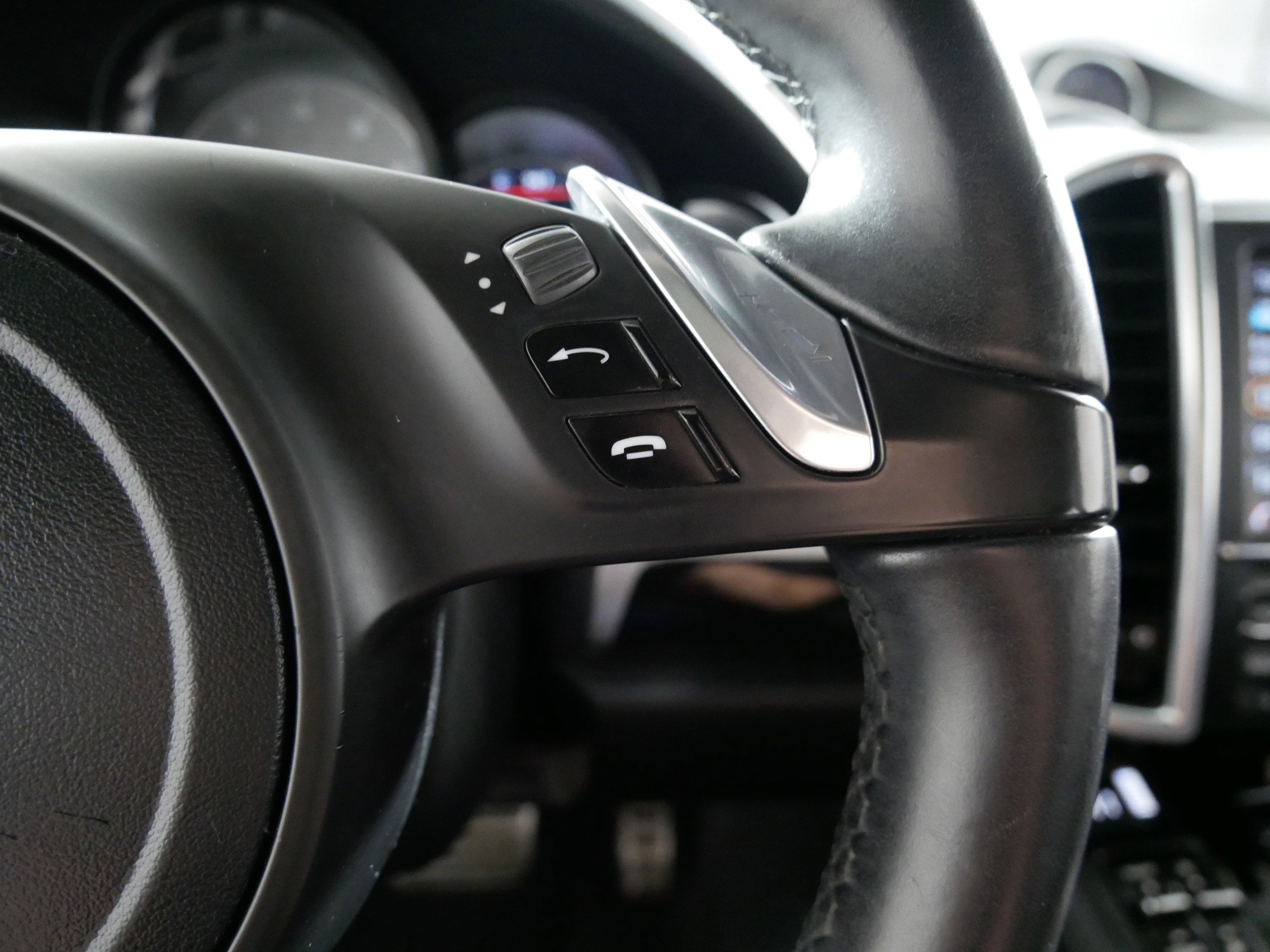 Used 2013 Porsche Cayenne S image 28