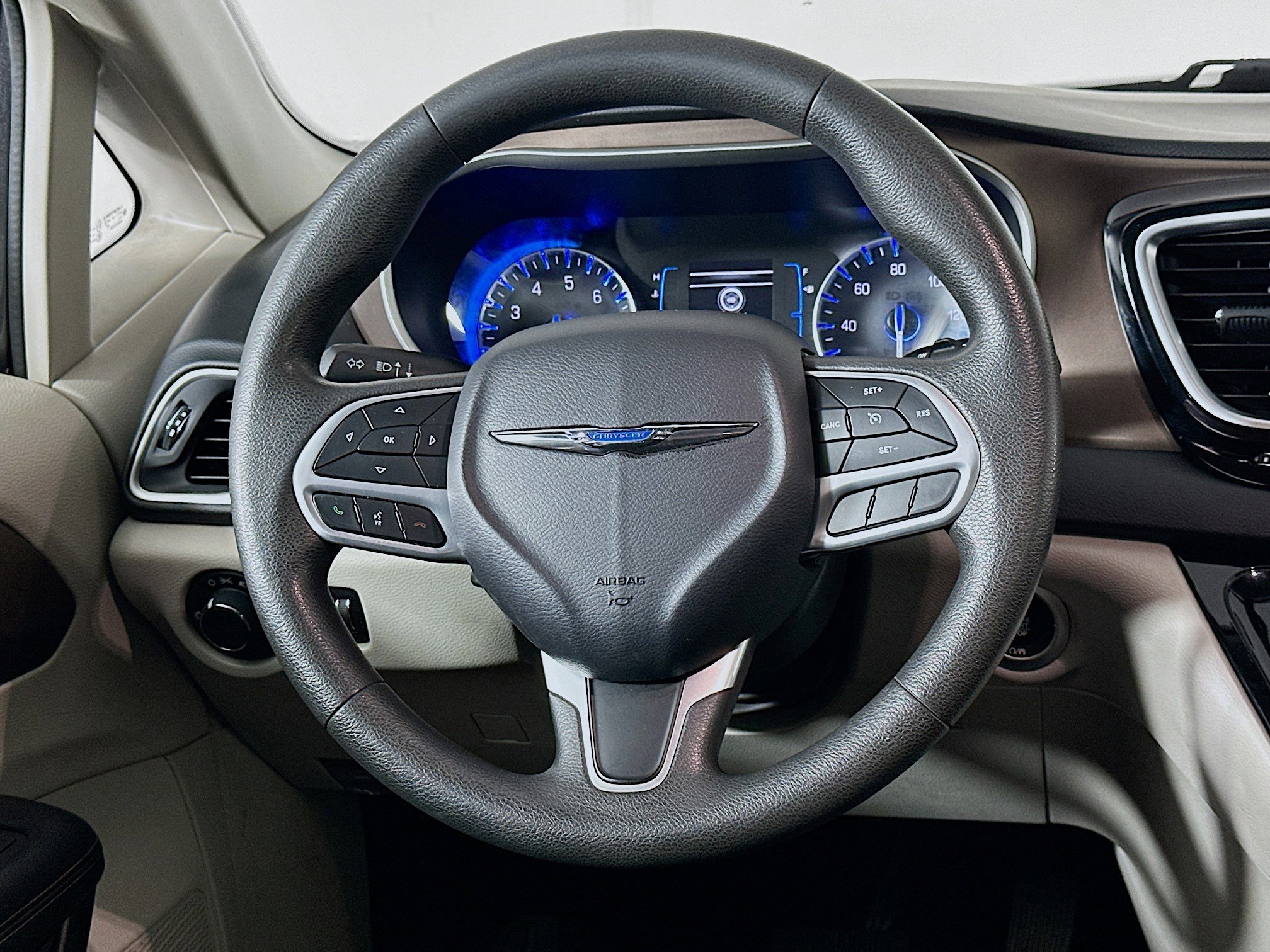 Used 2018 Chrysler Pacifica LX FWD image 18