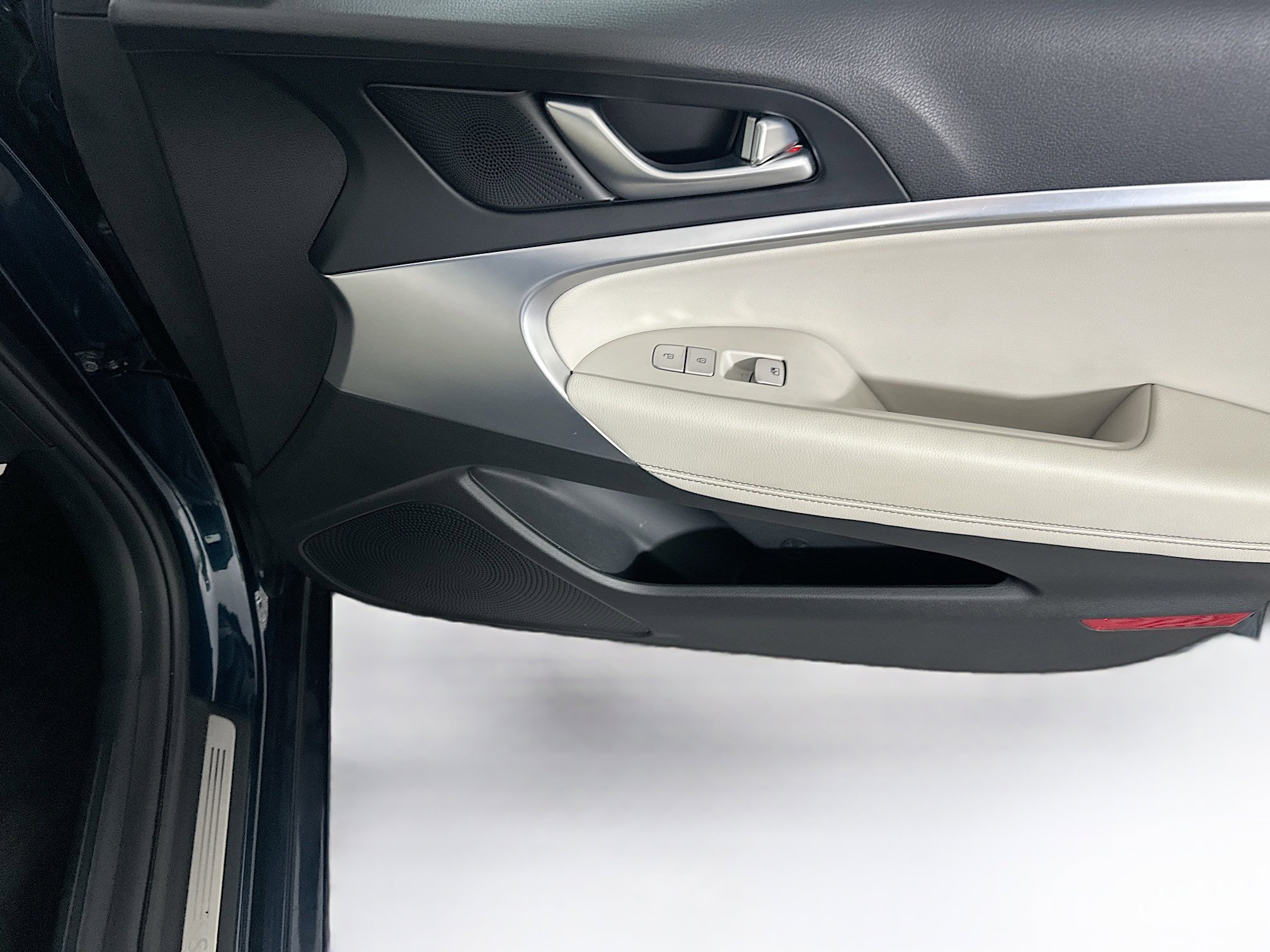 Used 2025 Genesis G70 2.5T image 32