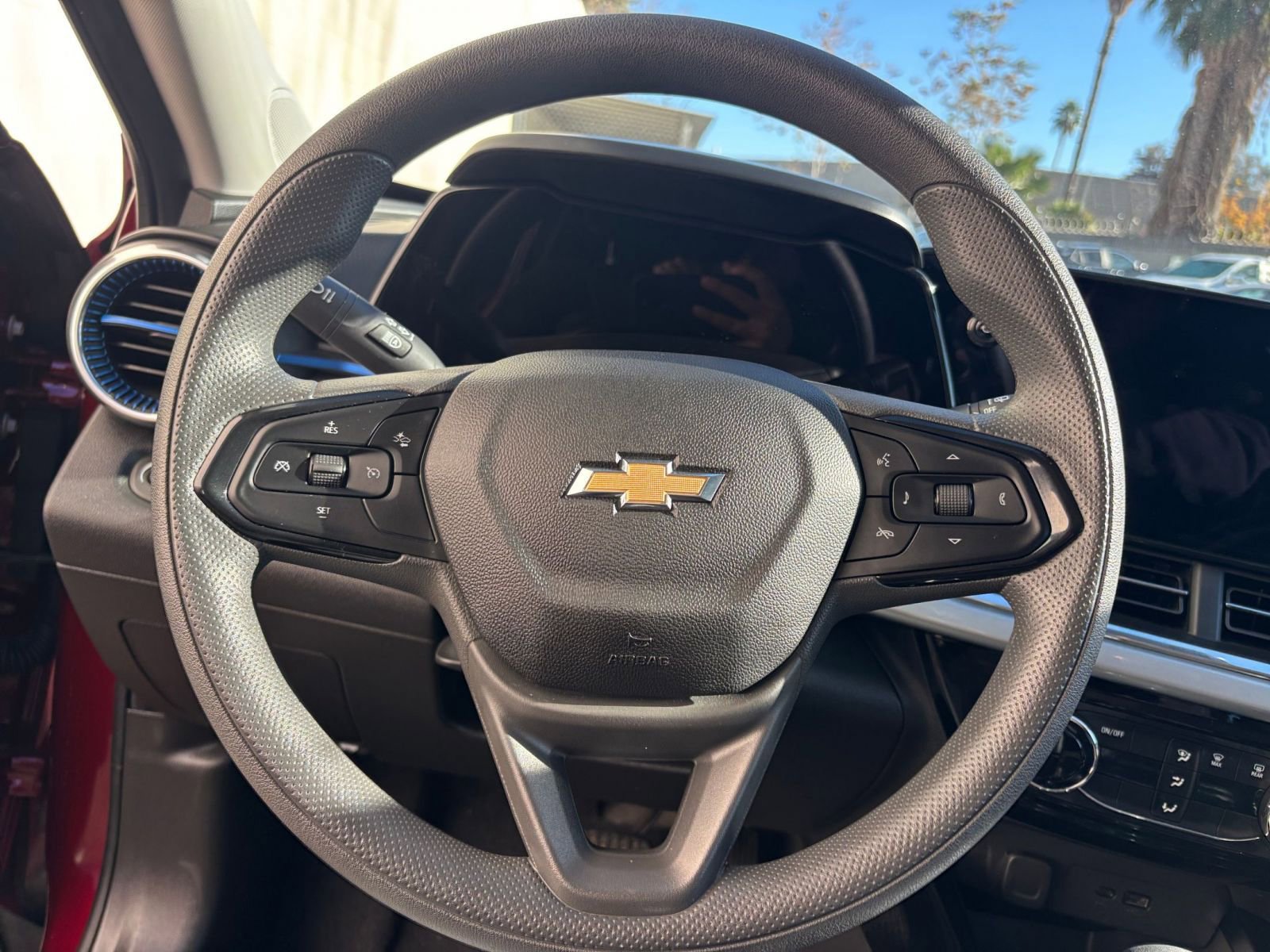 Used 2025 Chevrolet Trax LT image 28