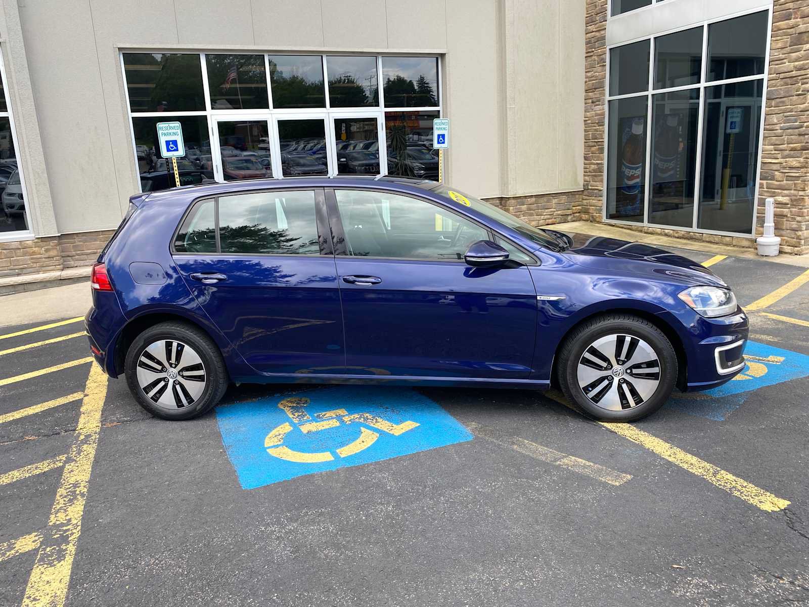 Used 2017 Volkswagen e-Golf SE FWD image 15