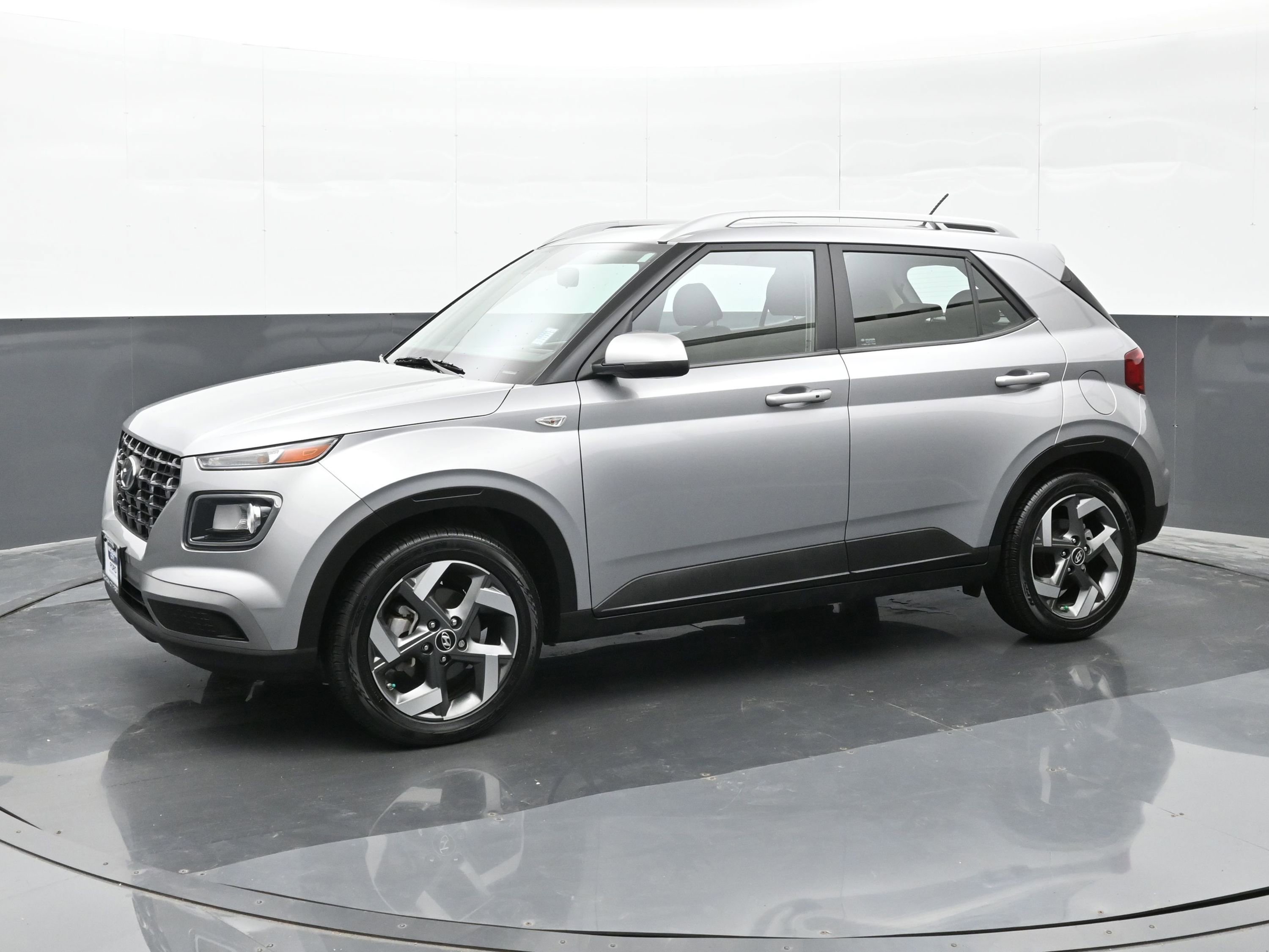 Used 2024 Hyundai Venue SEL image 4