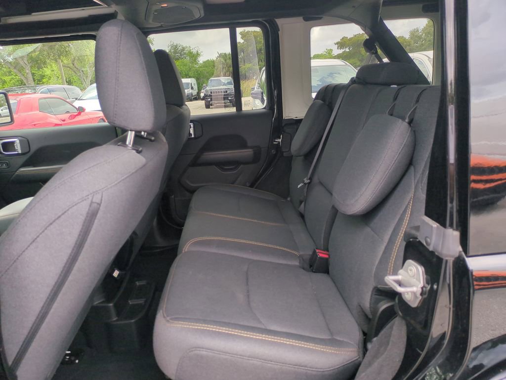 Used 2025 Jeep Wrangler Unlimited Sahara w/ Safety Group AWD/4WD image 15