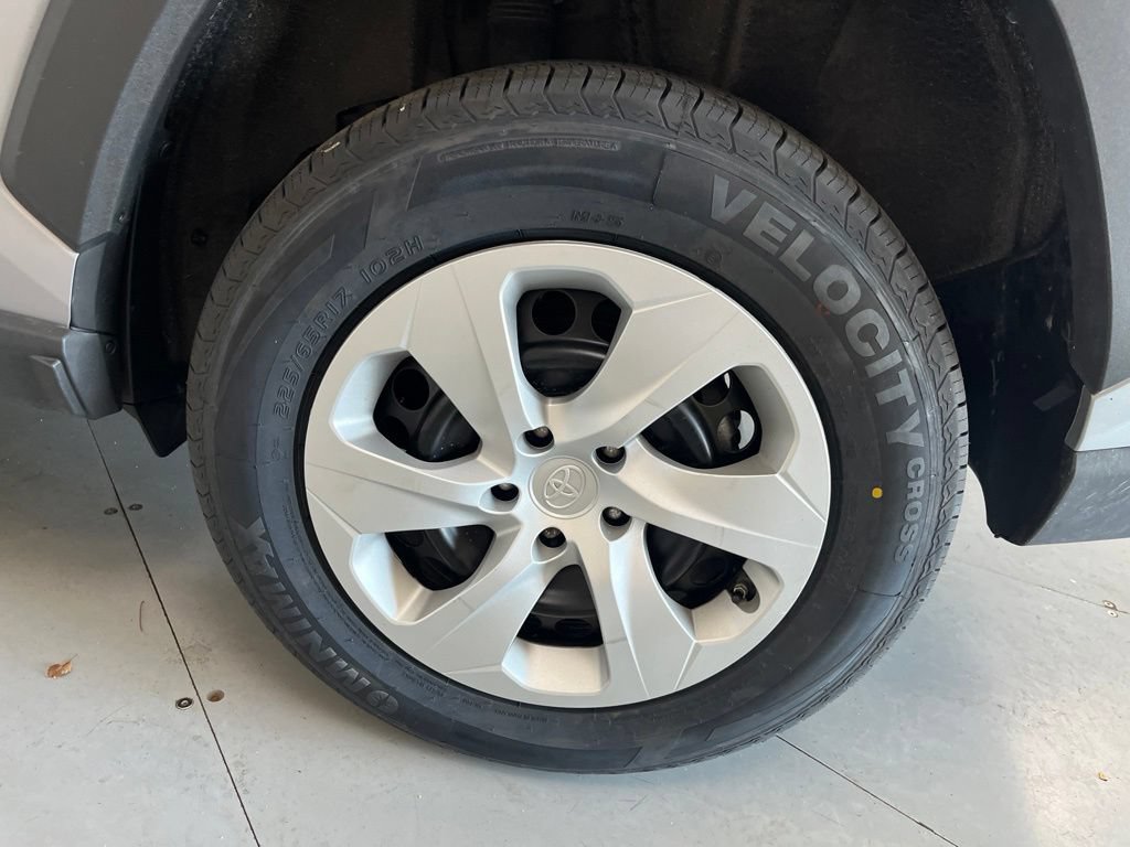 Used 2025 Toyota RAV4 LE AWD/4WD image 15