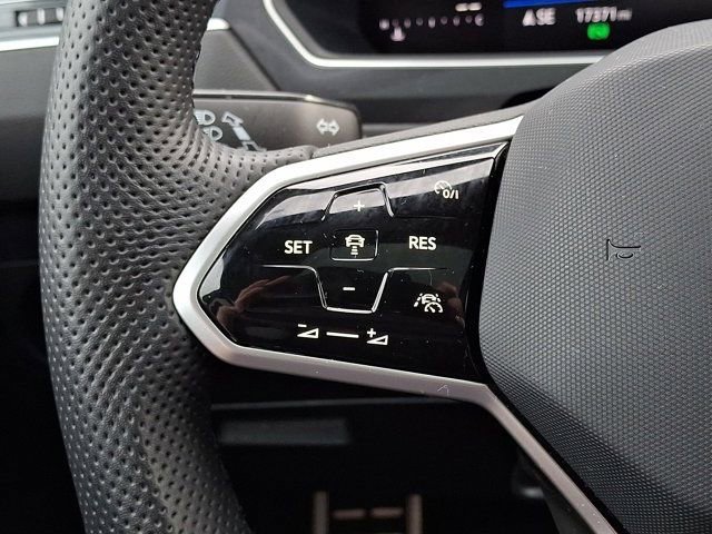 Certified 2024 Volkswagen Tiguan SE R-Line image 25