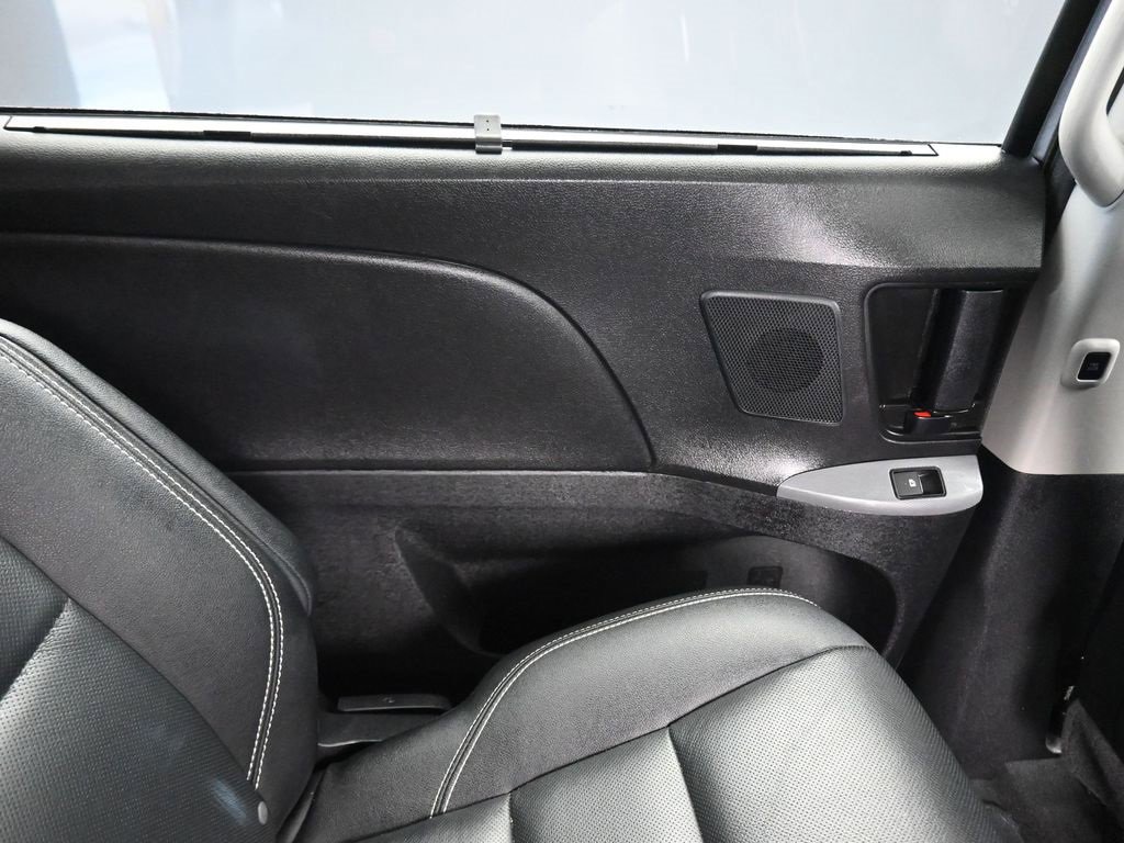 Used 2020 Toyota Sienna SE Premium image 45