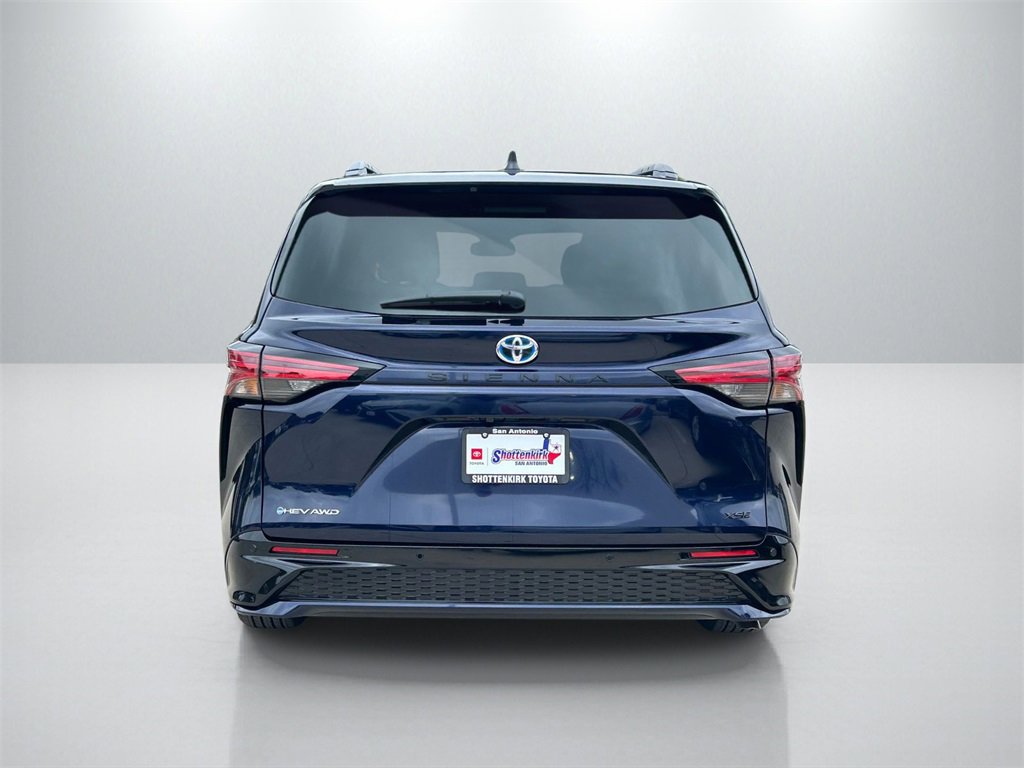 Used 2025 Toyota Sienna XSE image 6