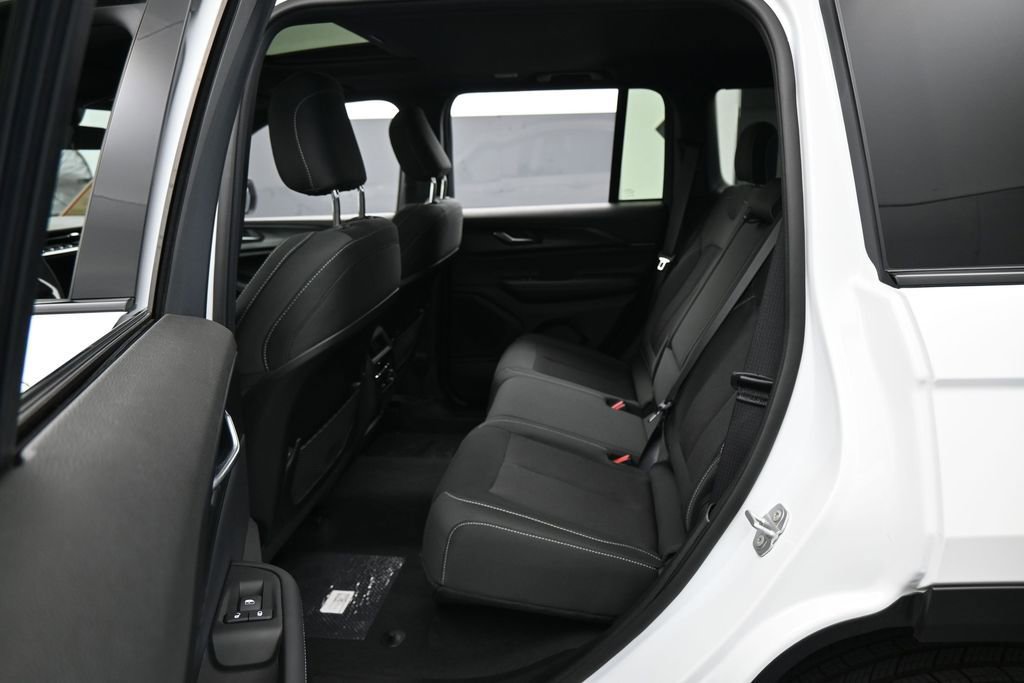 Used 2025 Jeep Grand Cherokee Laredo X RWD image 28