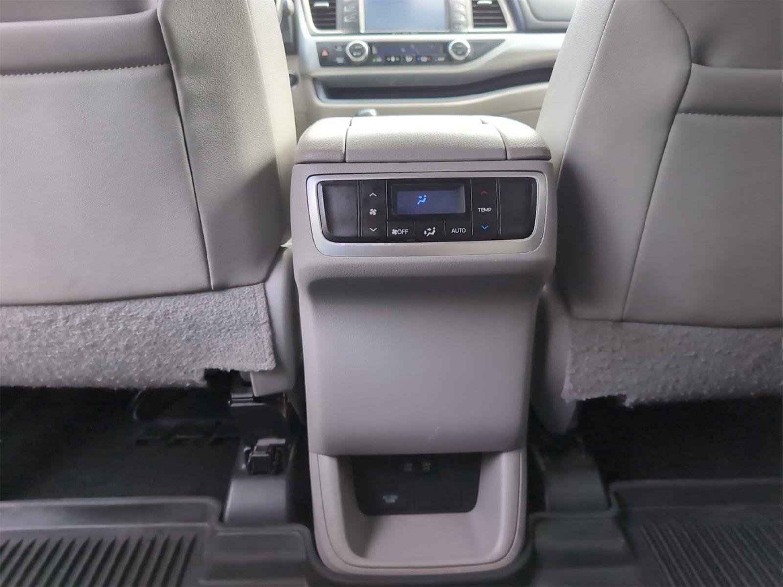 Used 2019 Toyota Highlander XLE AWD/4WD image 33