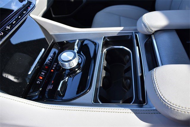 Used 2025 Jeep Wagoneer Series III w/ Premium Group I image 22