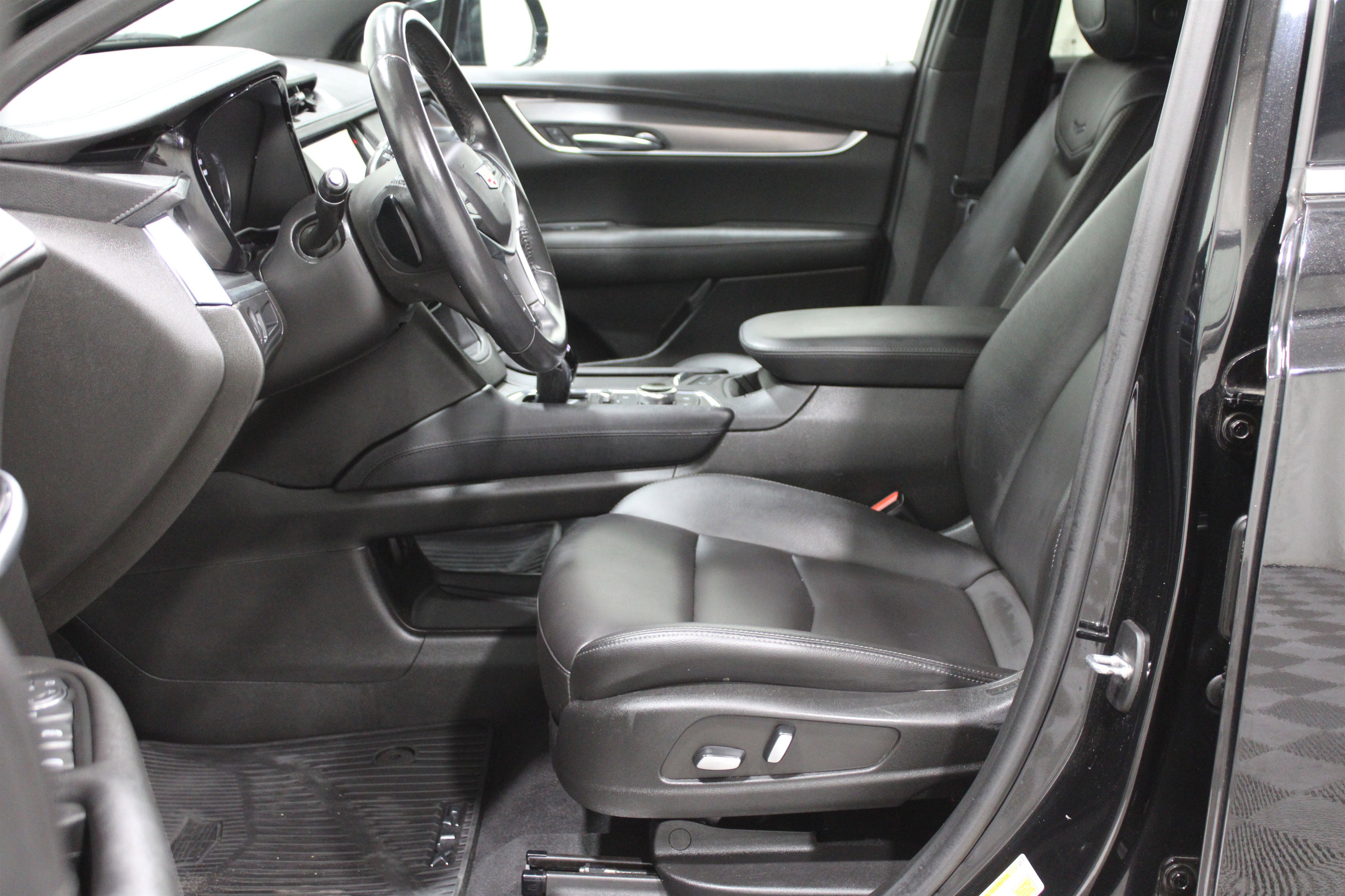 Certified 2023 Cadillac XT5 Luxury image 3