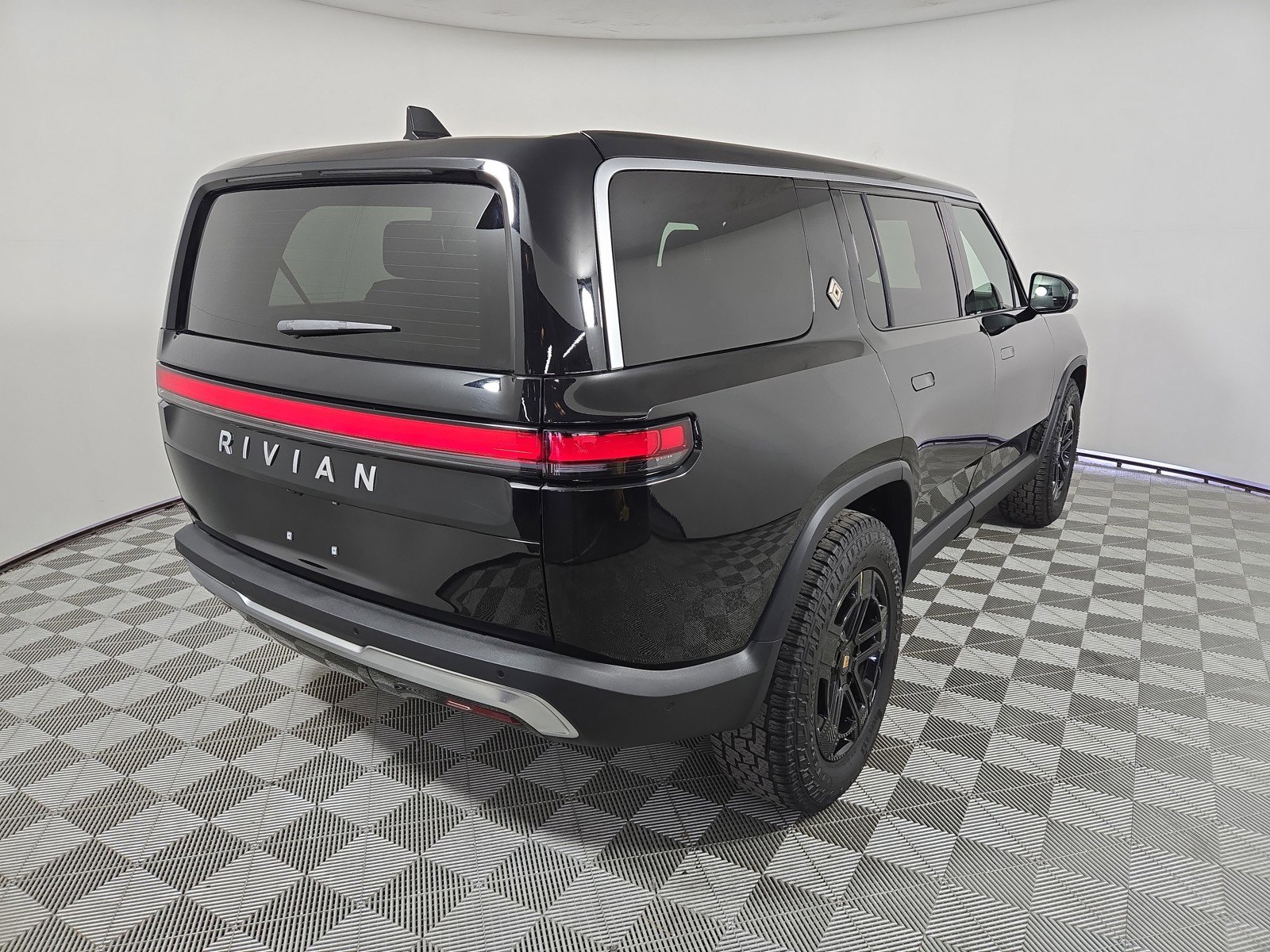 Used 2024 Rivian R1S Adventure image 5