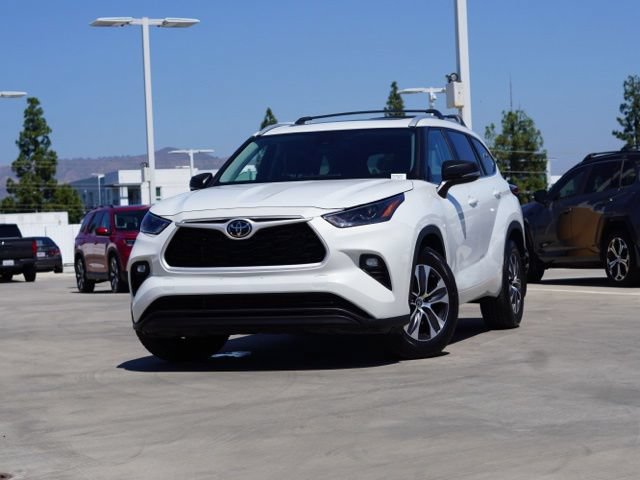 Used 2023 Toyota Highlander XLE FWD image 4