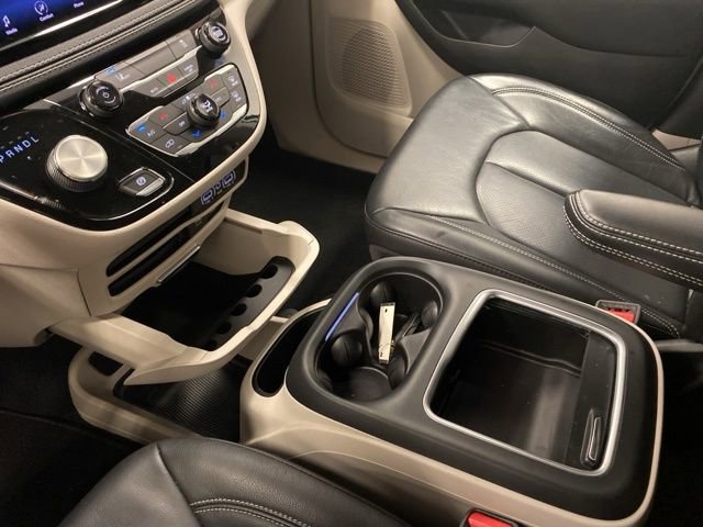 Used 2022 Chrysler Pacifica Touring-L image 15