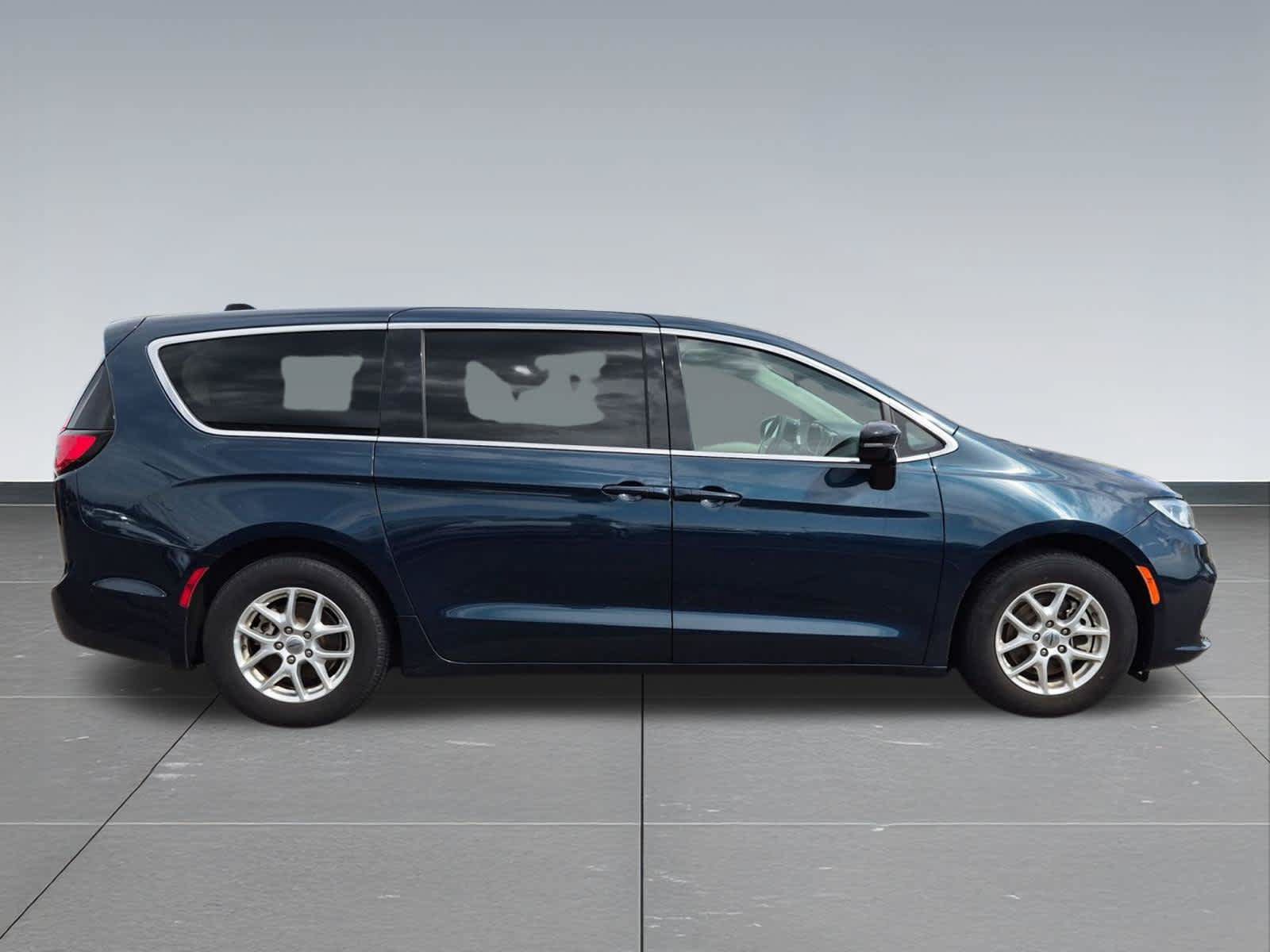 Used 2024 Chrysler Pacifica Touring-L FWD image 7