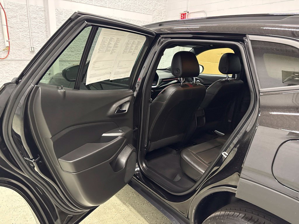 Used 2025 Chevrolet Trax RS w/ Sunroof Package FWD image 30