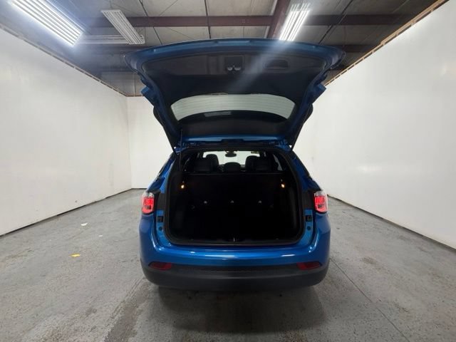 Used 2023 Jeep Compass Latitude w/ Sun and Sound Group AWD/4WD image 9