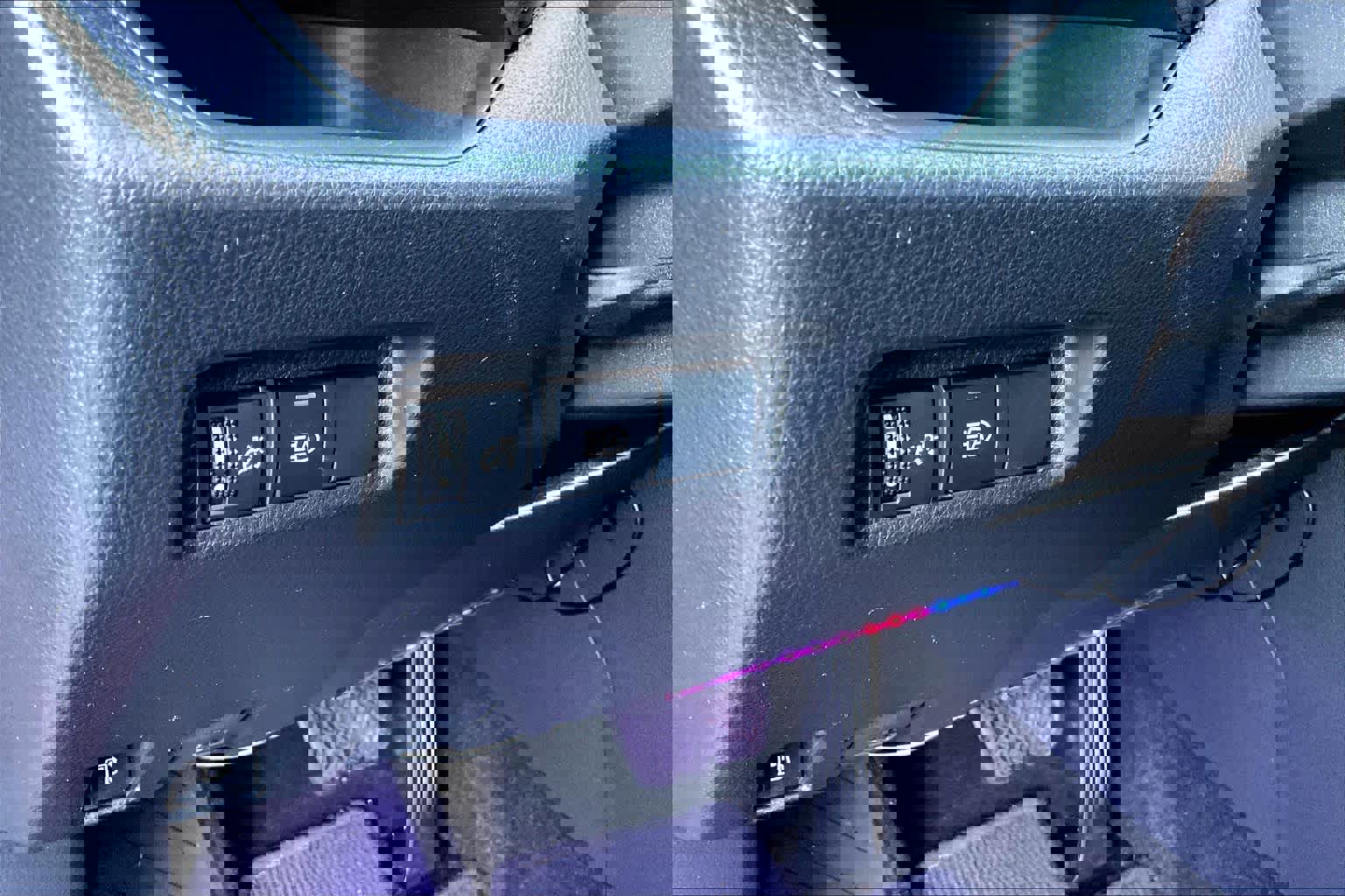 Used 2019 Toyota RAV4 LE w/ Carpet Mat Package image 32