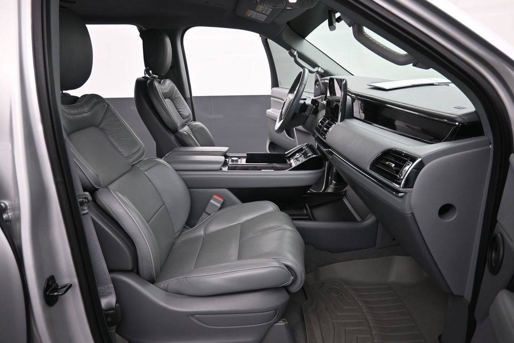 Used 2019 Lincoln Navigator Select RWD image 16