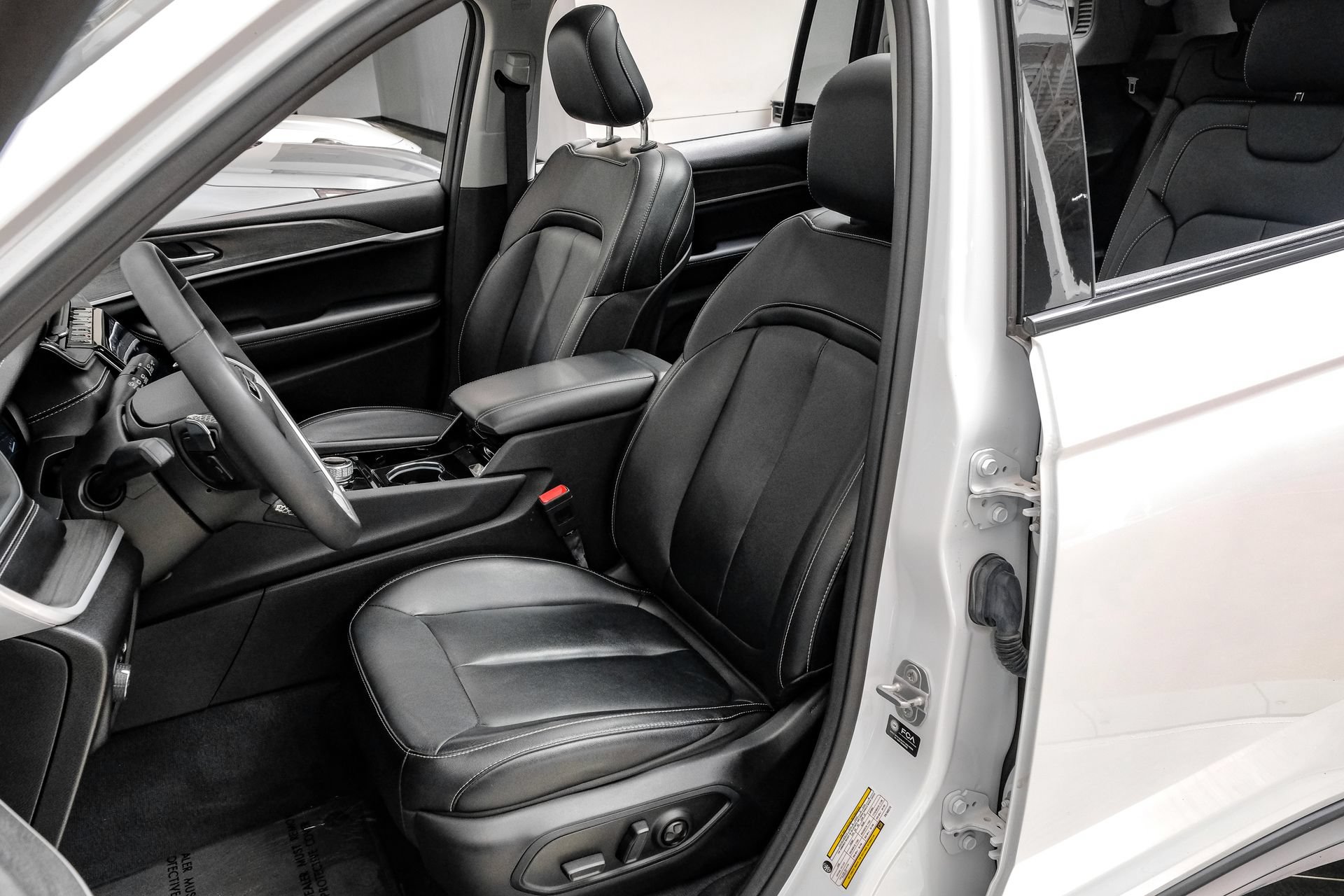 Used 2023 Jeep Grand Cherokee L Limited AWD/4WD image 35