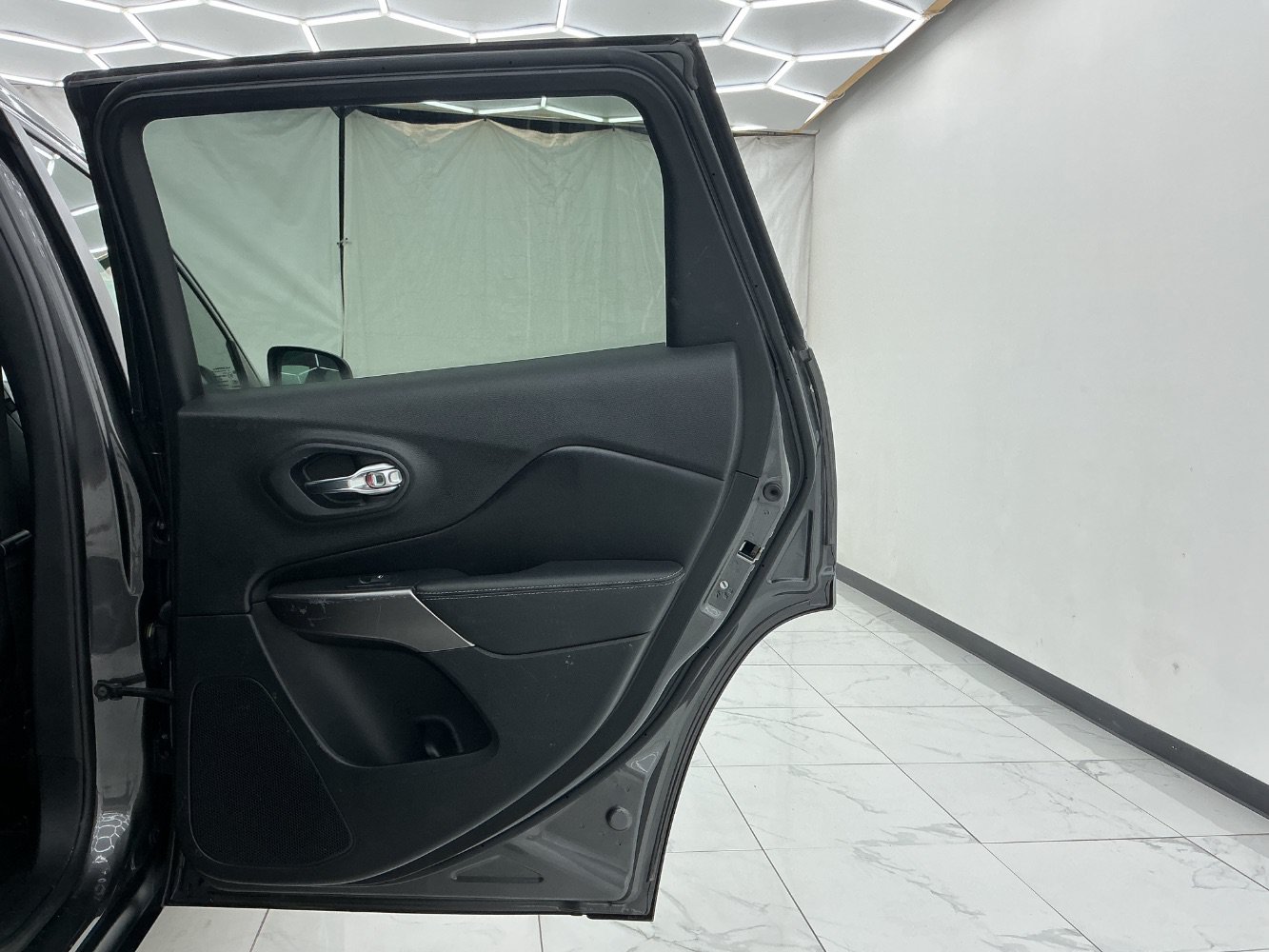 Used 2019 Jeep Cherokee Limited AWD/4WD image 25