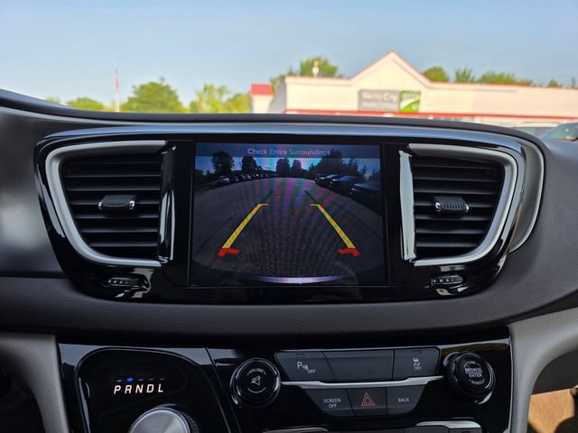 Used 2017 Chrysler Pacifica Touring-L w/ Tire & Wheel Group FWD image 29