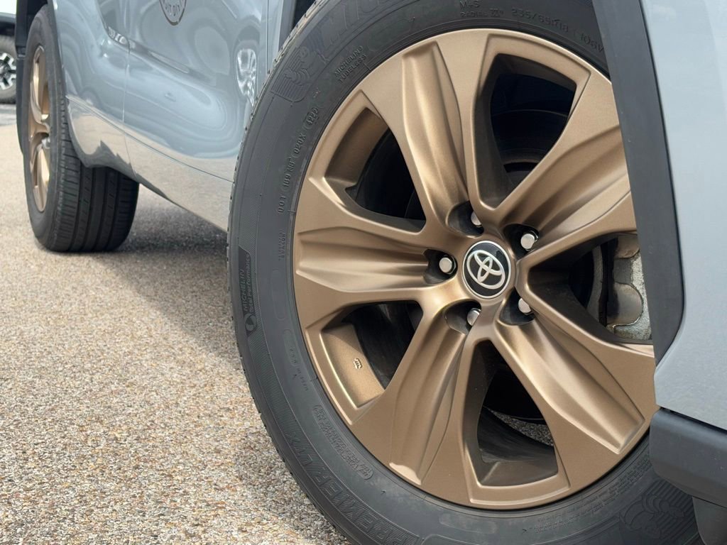 Used 2023 Toyota Highlander Bronze Edition image 2