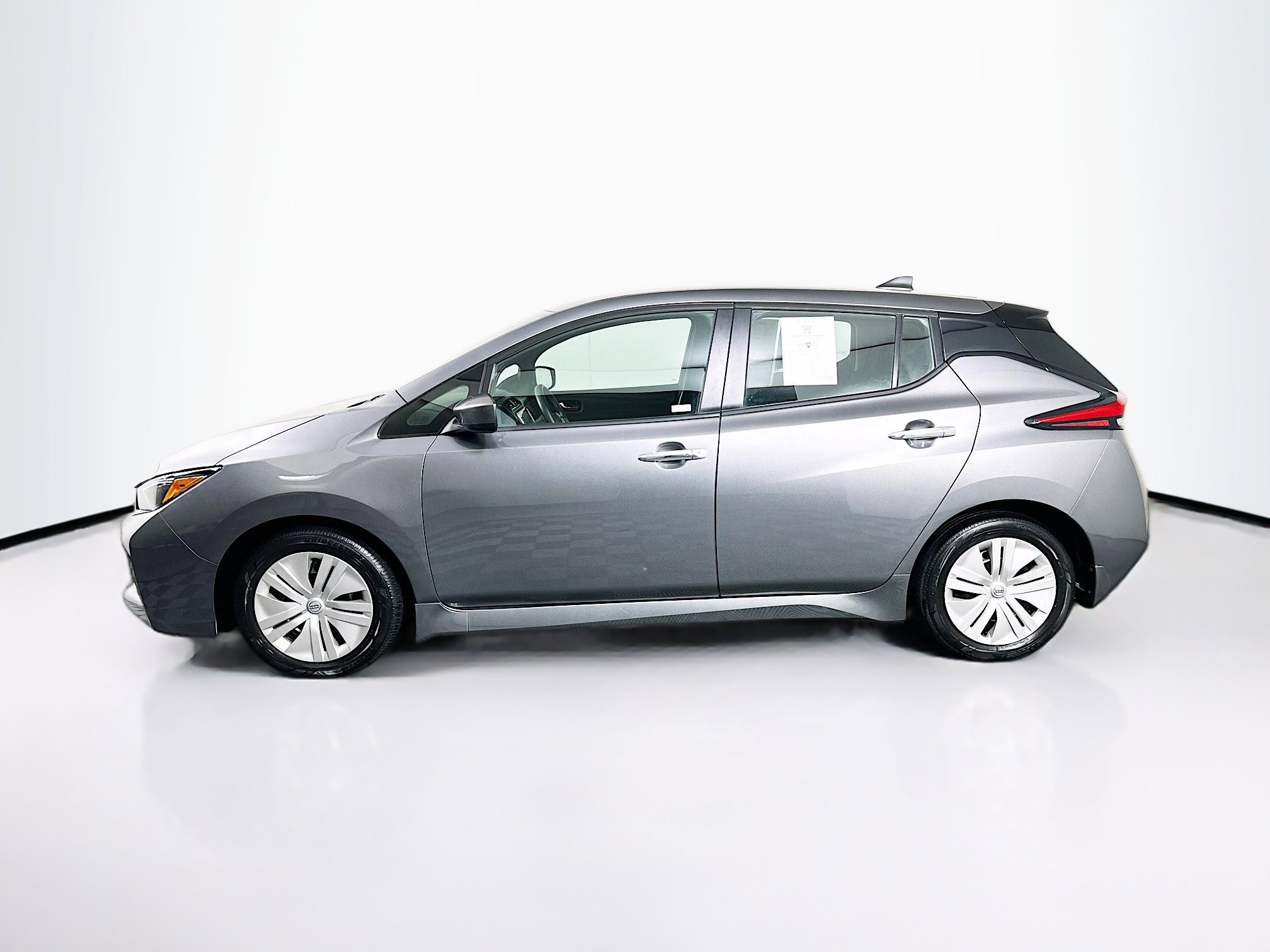 Used 2023 Nissan Leaf S image 4