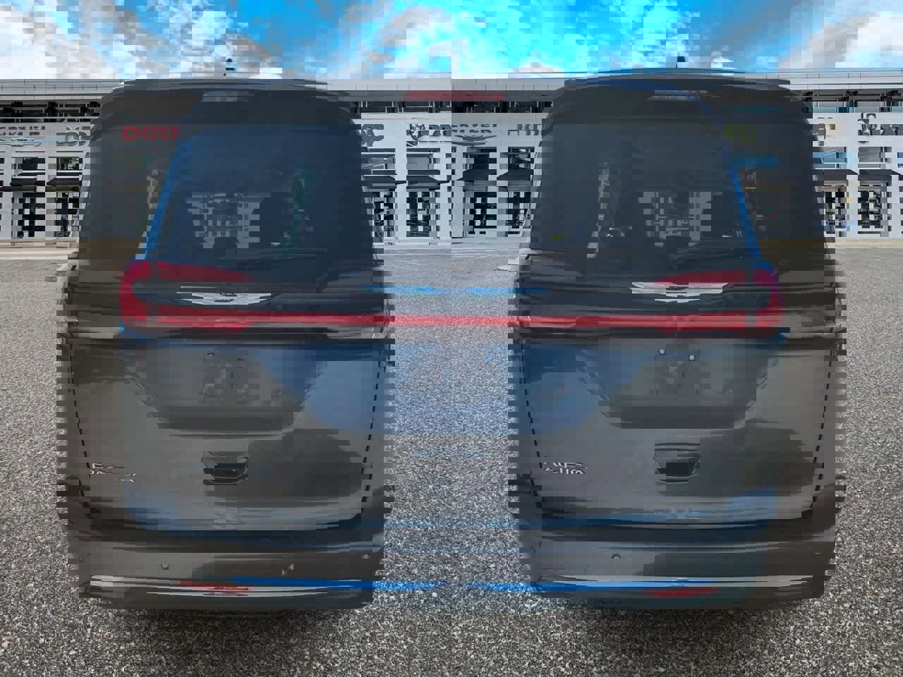 Used 2023 Chrysler Pacifica Touring-L image 7