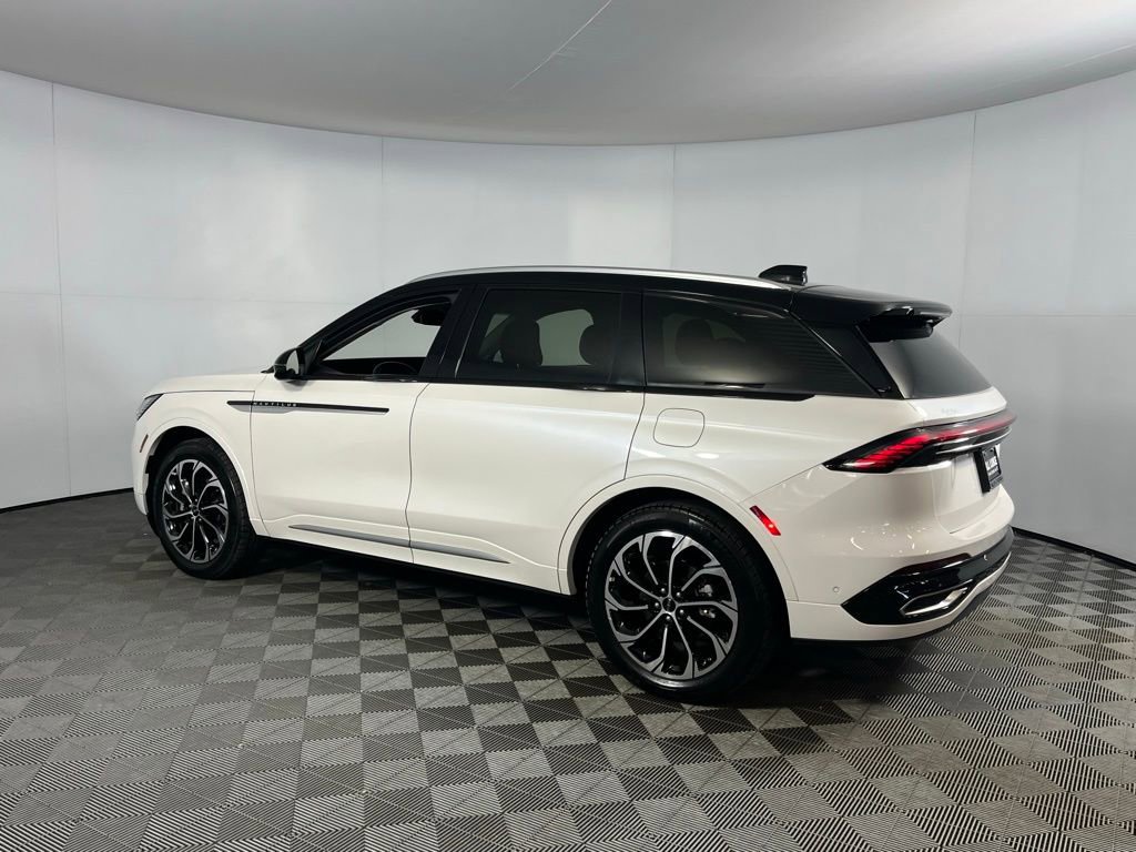 Used 2024 Lincoln Nautilus Reserve image 10