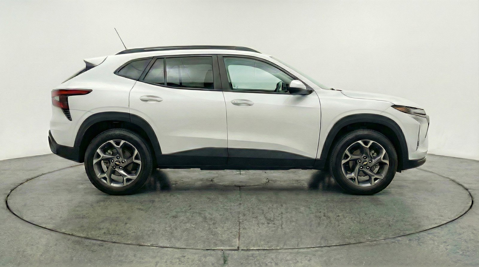 Used 2025 Chevrolet Trax LT FWD image 11
