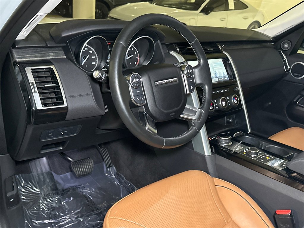 Used 2017 Land Rover Discovery HSE image 21