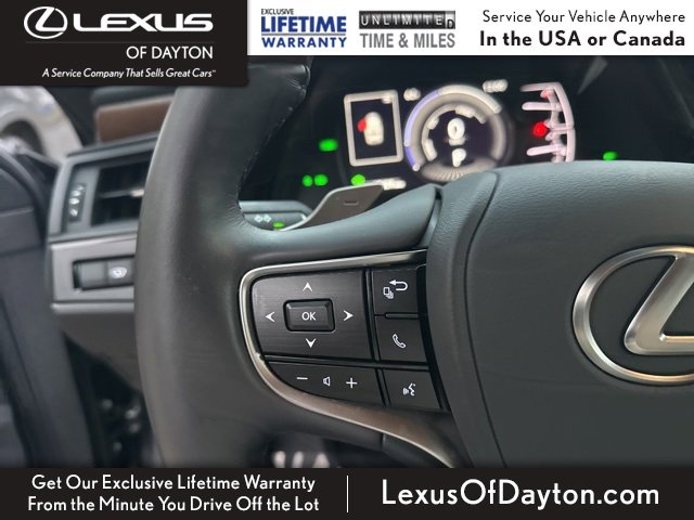 Used 2025 Lexus ES 300h w/ Luxury Package image 18