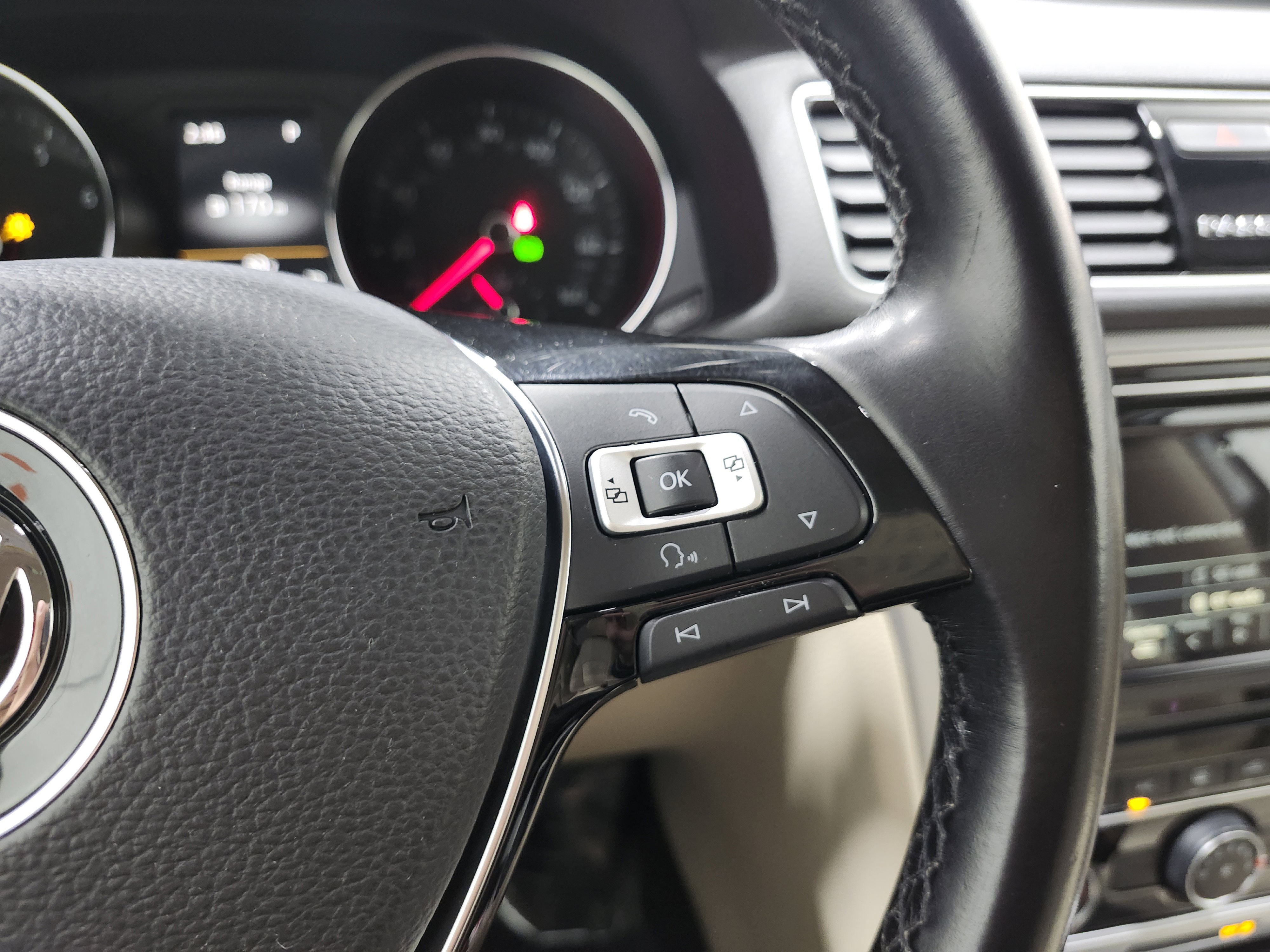 Used 2019 Volkswagen Passat 2.0T Wolfsburg w/ Wheels & Sunroof Package image 34