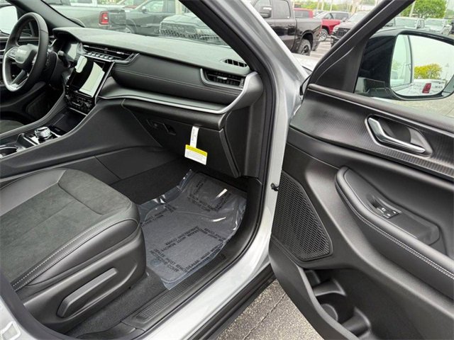 New 2025 Jeep Grand Cherokee L Altitude image 18