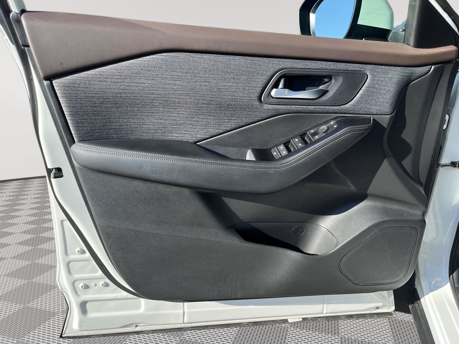 Used 2023 Nissan Rogue SV AWD/4WD image 18
