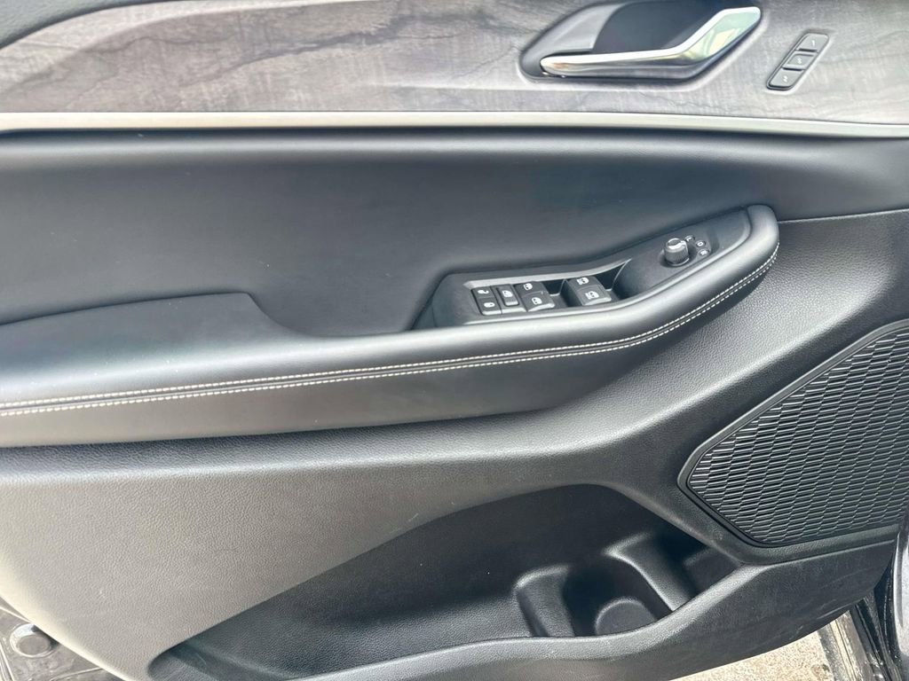 Used 2024 Jeep Grand Cherokee L Limited w/ Luxury Tech Group II image 11