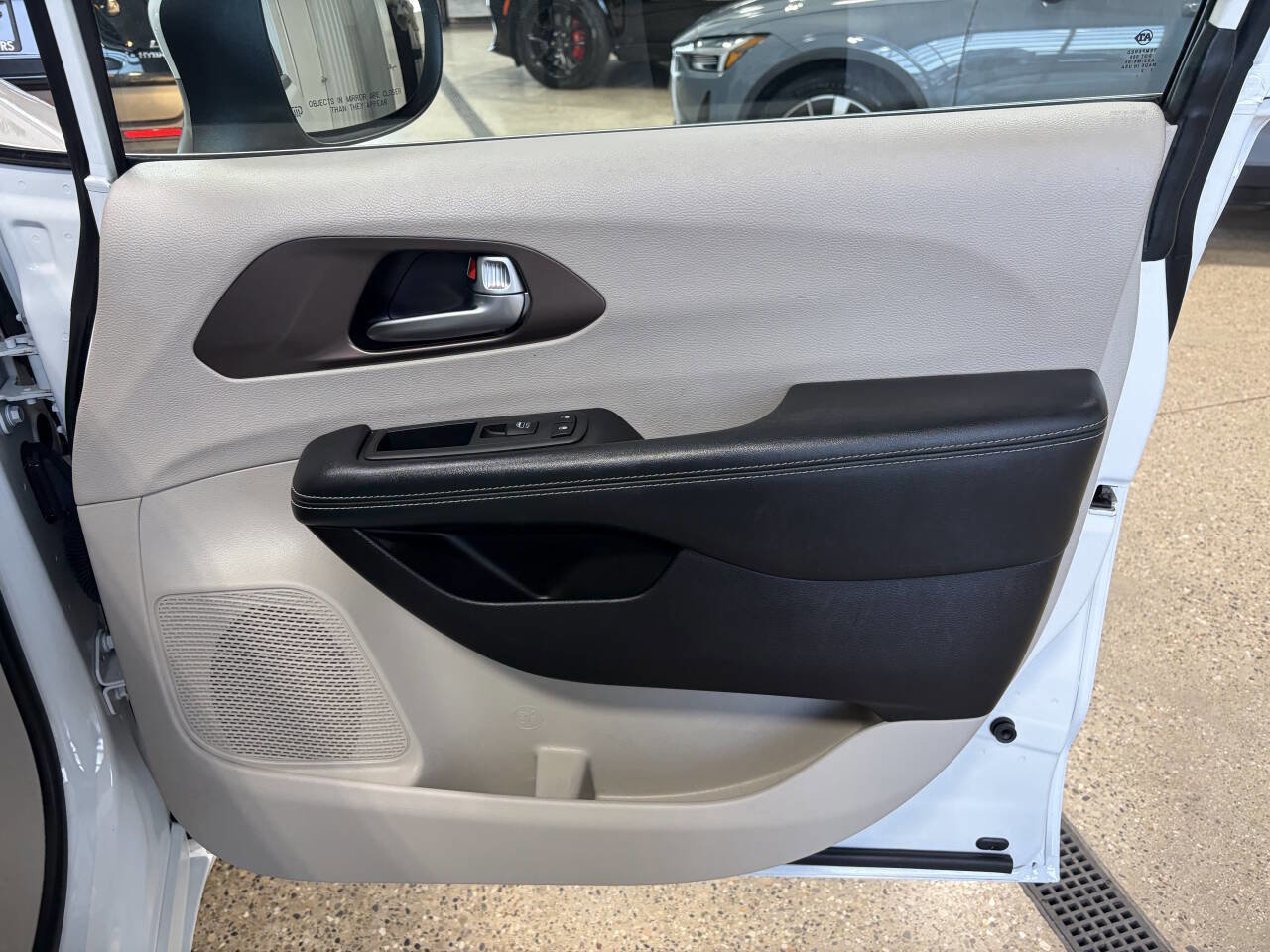 Used 2021 Chrysler Voyager LX image 29