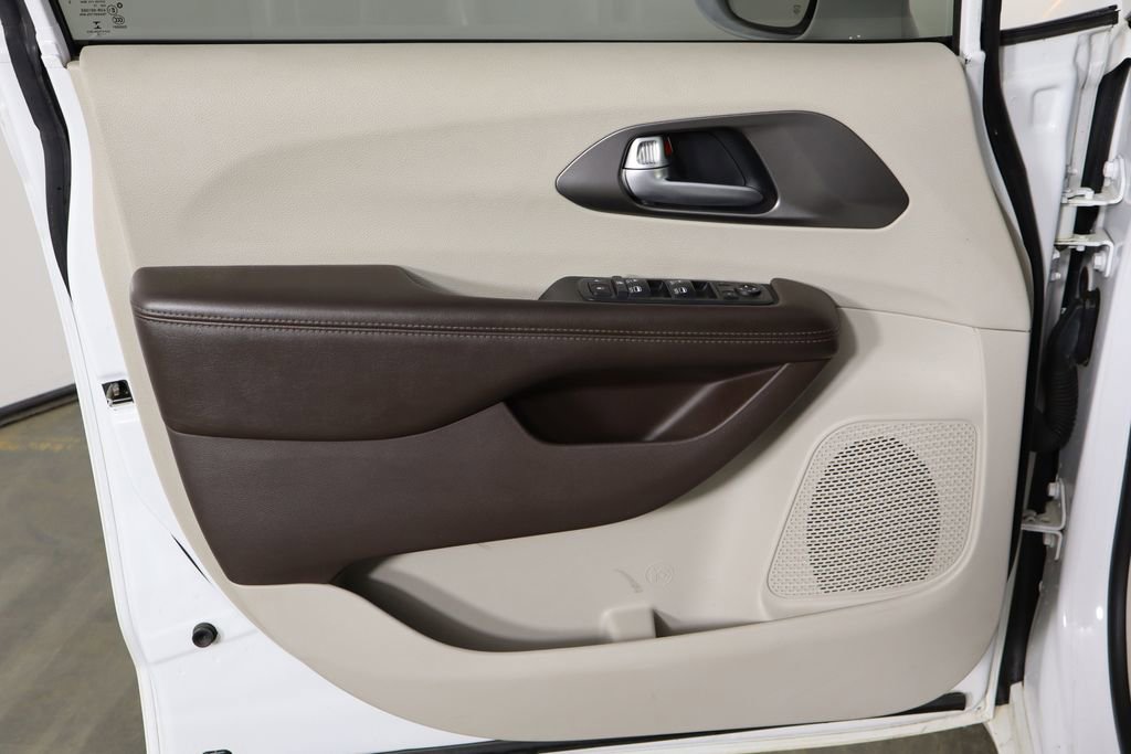 Used 2018 Chrysler Pacifica Touring-L Plus w/ Tire & Wheel Group image 14