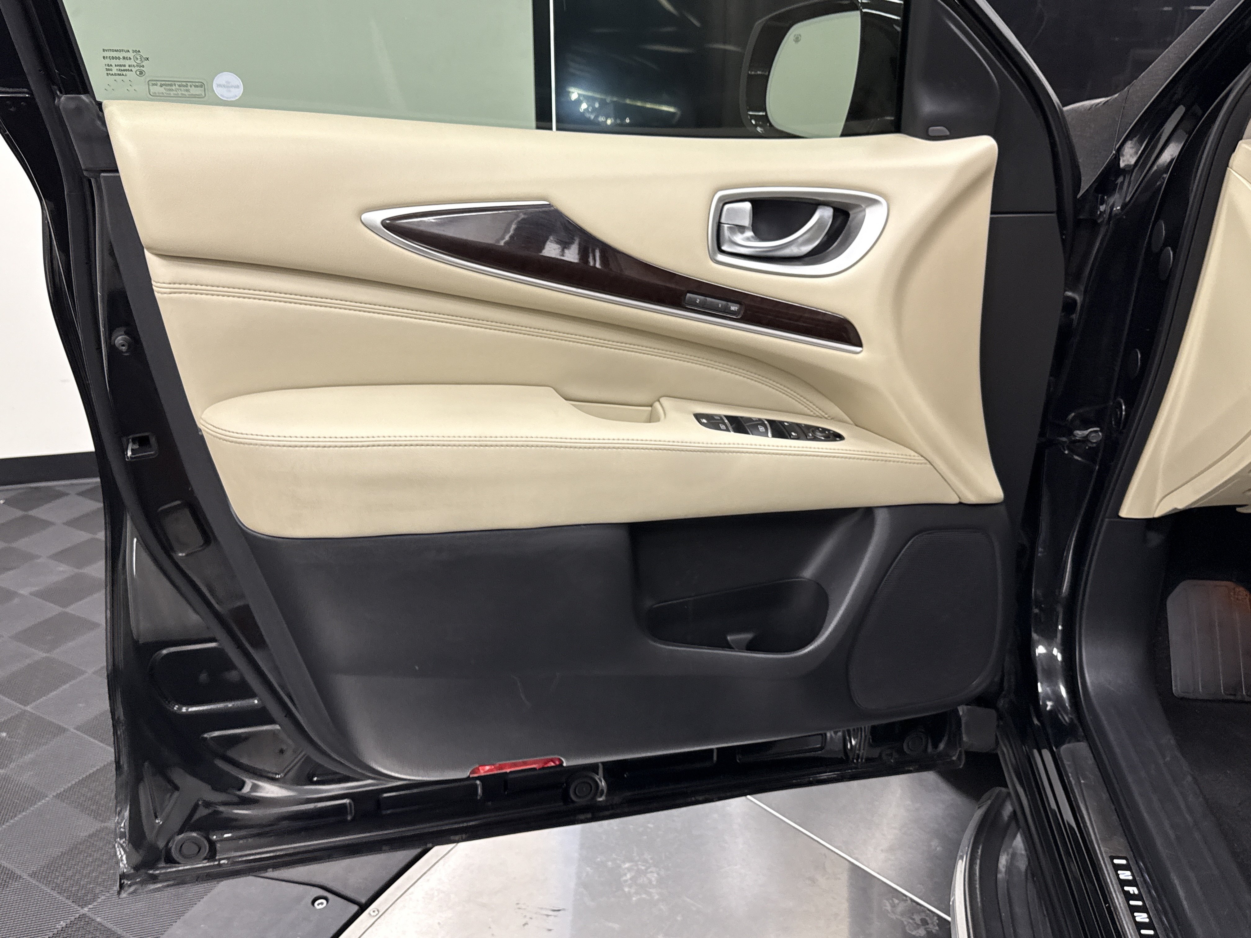 Used 2018 INFINITI QX60 FWD w/ Deluxe Technology Package image 10