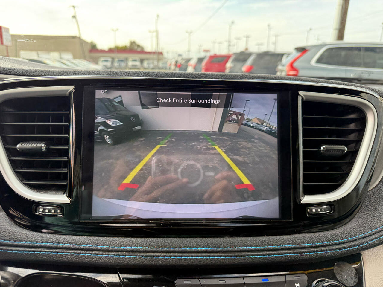 Used 2021 Chrysler Pacifica Touring-L image 21