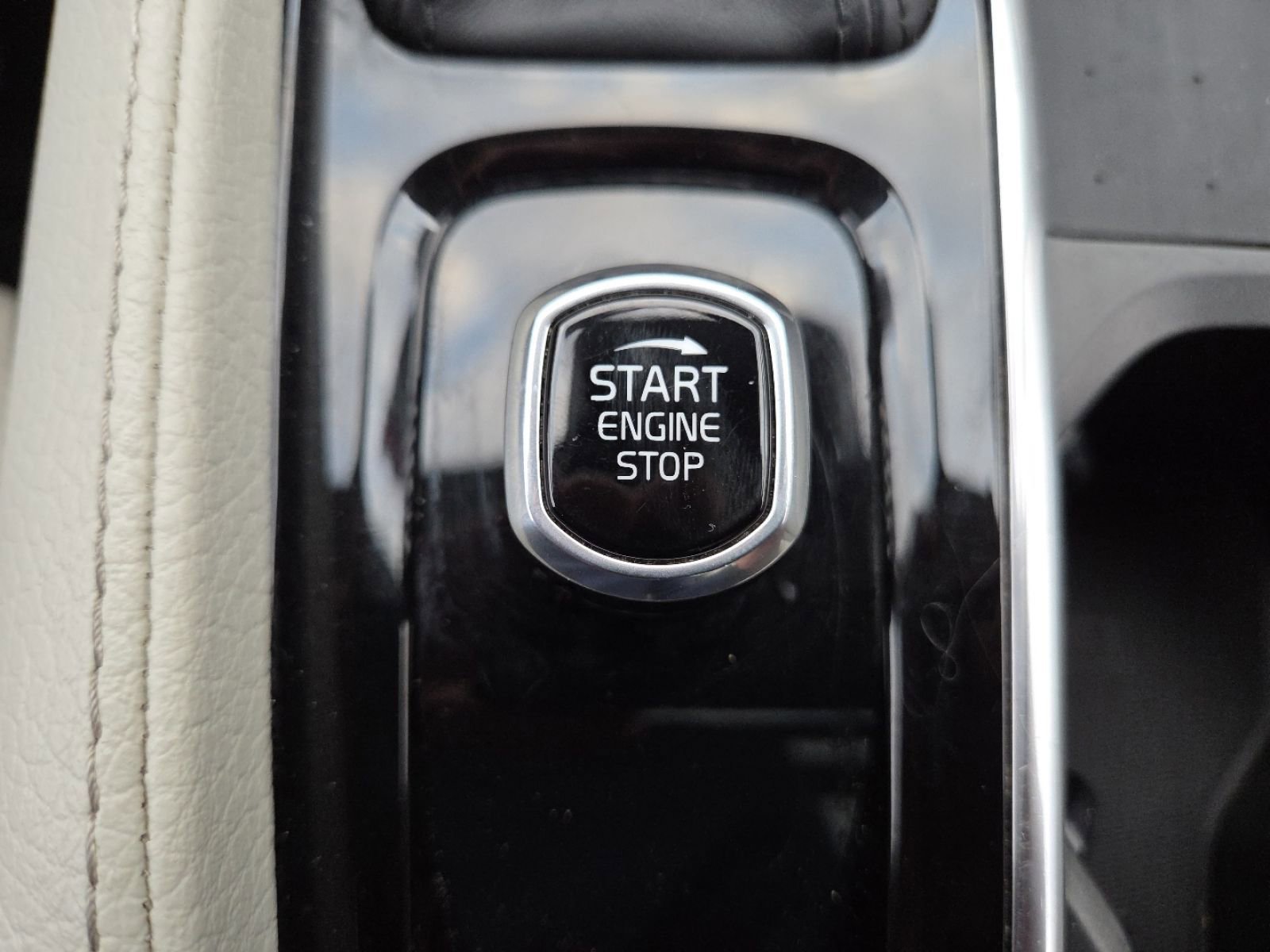 Used 2022 Volvo XC90 T5 Momentum w/ Advanced Package image 11