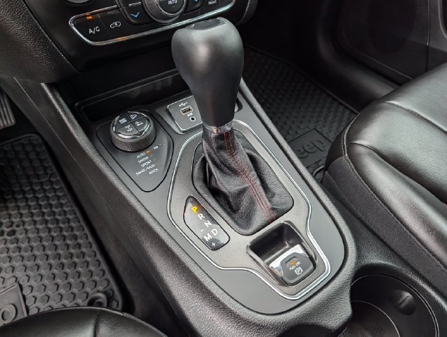 Used 2021 Jeep Cherokee Trailhawk AWD/4WD image 26