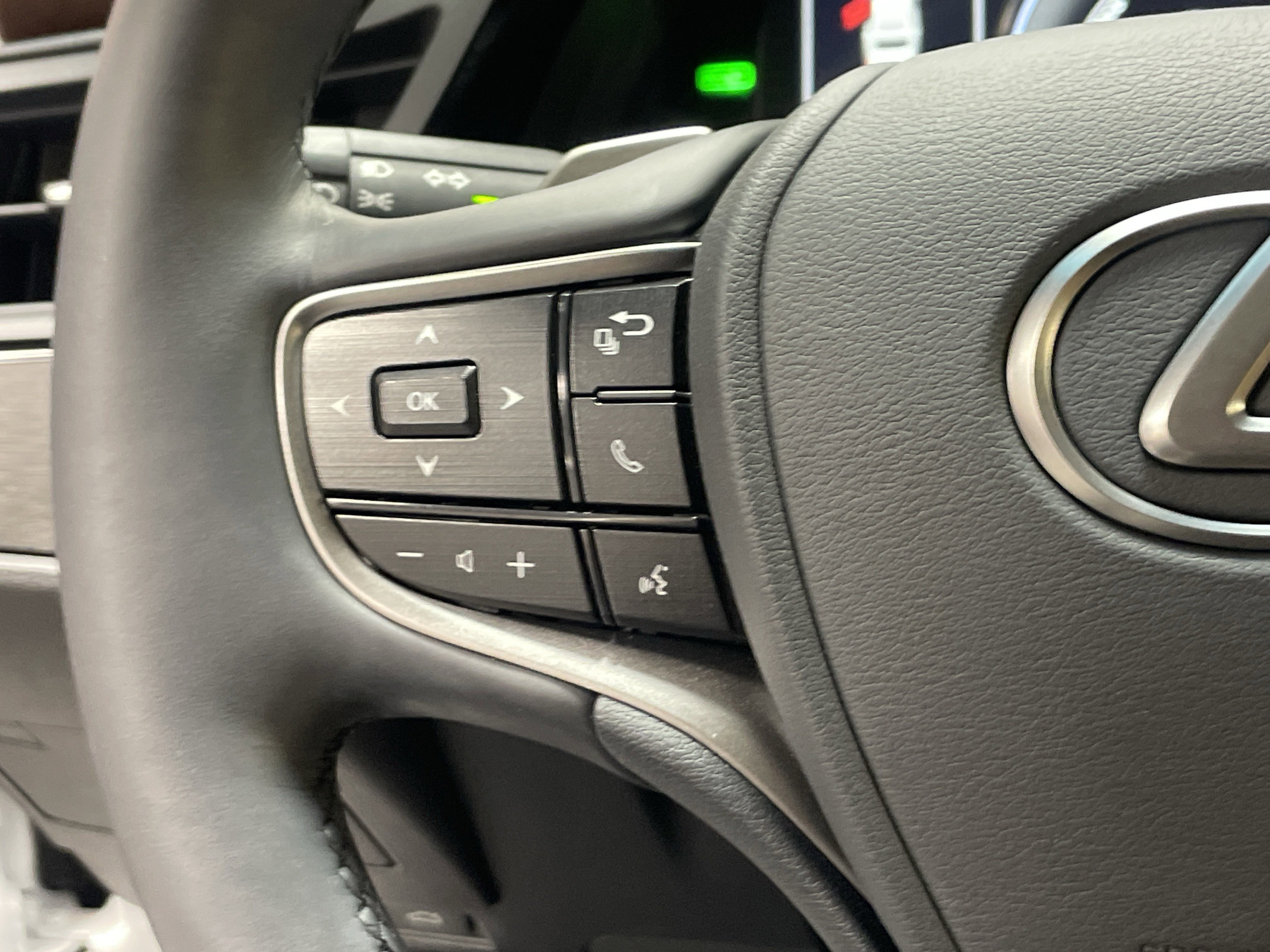 Used 2025 Lexus ES 300h w/ Premium Package image 18