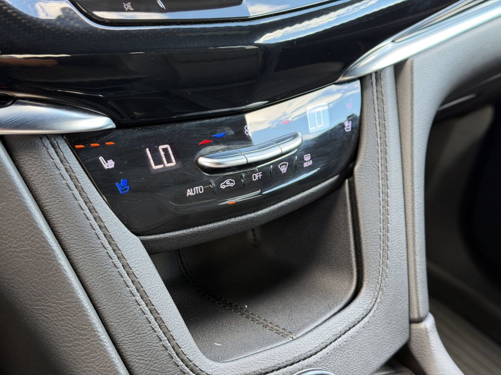 Used 2024 Cadillac XT6 Sport w/ LPO, Onyx Lite Package AWD/4WD image 17