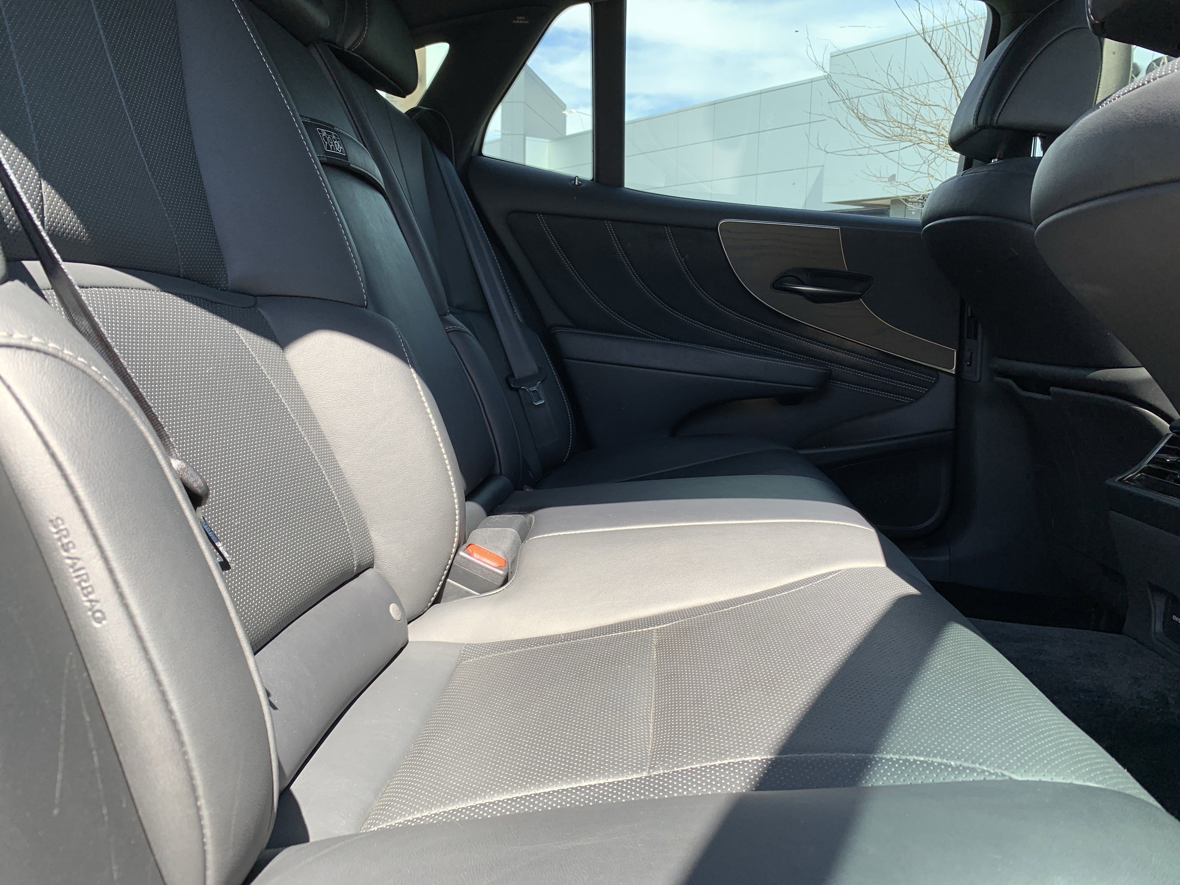 Used 2022 Lexus LS 500 500 w/ Accessory Package (Z2) image 33