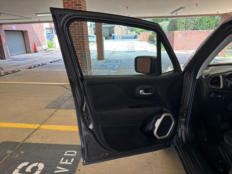 Used 2017 Jeep Renegade Latitude AWD/4WD image 8