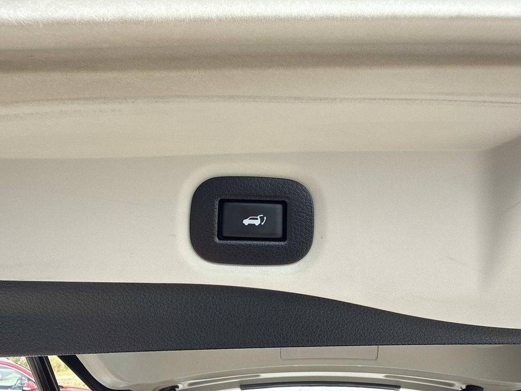 Used 2018 Nissan Rogue SV w/ Premium Package FWD image 12