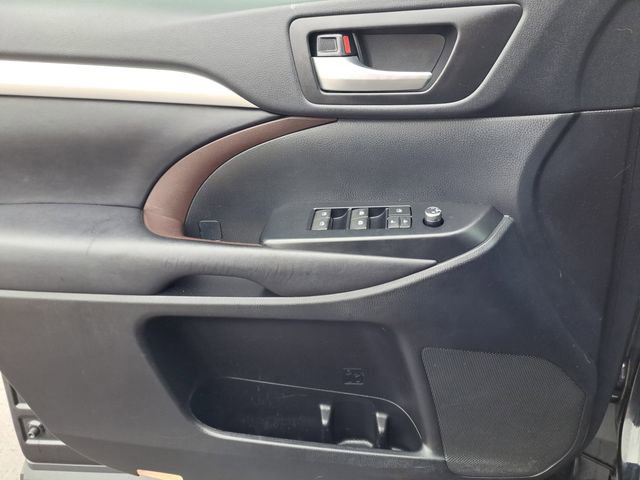 Used 2019 Toyota Highlander XLE AWD/4WD image 18